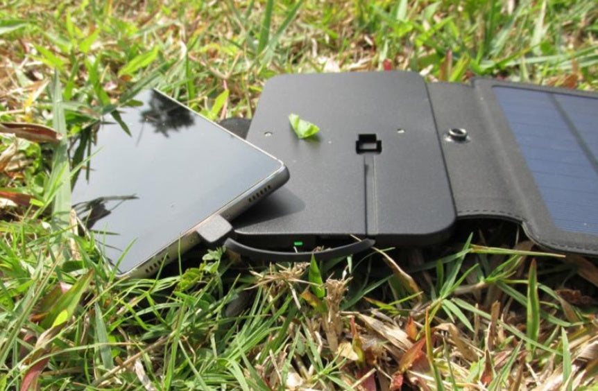 B-READY Outdoor 8W folding solar charger Direct charging collapsible solar package Off-road emergency mobile power supply B-PREPARED 2026